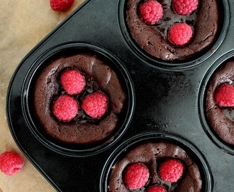 Molten chocolate cakes with raspberries