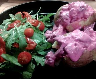 Uuniperunaa punajuuri-vuohenjuustotäytteellä – jacket potato with beetroot & goat cheese topping