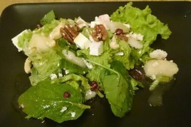 Päärynä-juustosalaatti (Pear cheese salad)