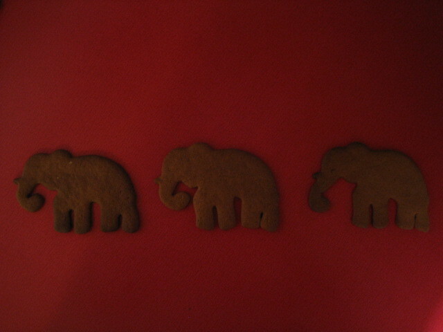 Kolme pientä piparkakkuelefanttia marssi näin...