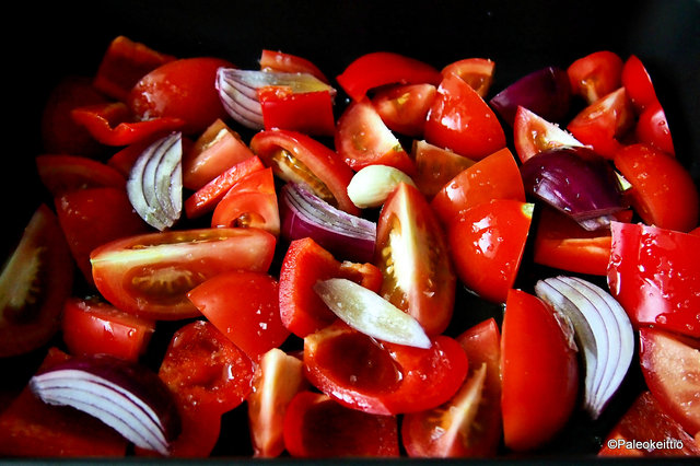 Paahteinen tomaatti-paprikakeitto
