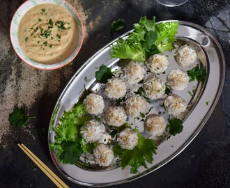 Vietnamilaiset broileri-riisipyörykät ja kookoksinen minttu-maapähkinäkastike