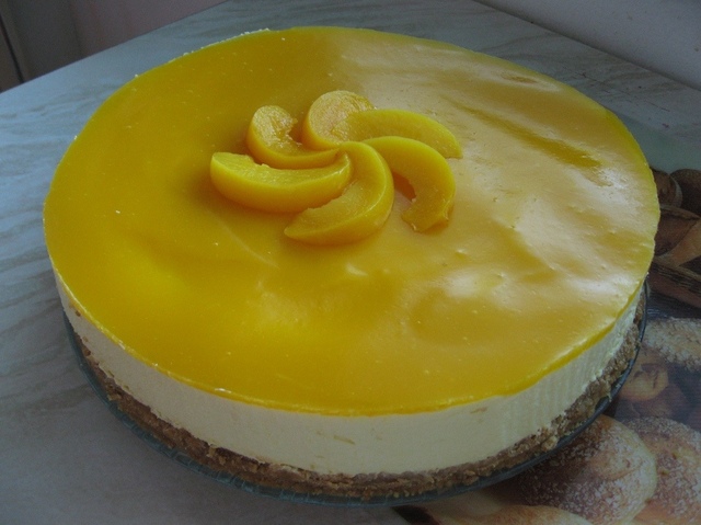 Vaniljainen mango-juustokakku.