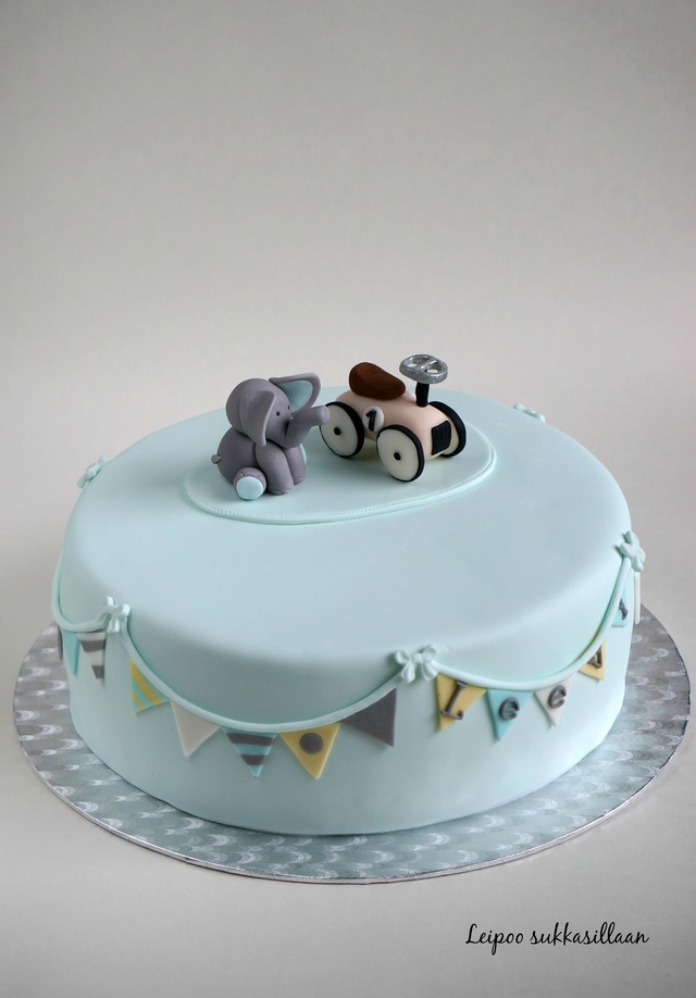 Yksivuotissyntymäpäiville hempeän sininen kakku ja Vilac-polkuauto