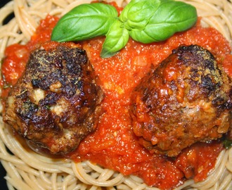 Italialaisen mamman lihapullat tomaattikastikkeessa