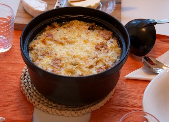 Ranskalainen sipulikeitto eli soupe à l'oignon gratinée