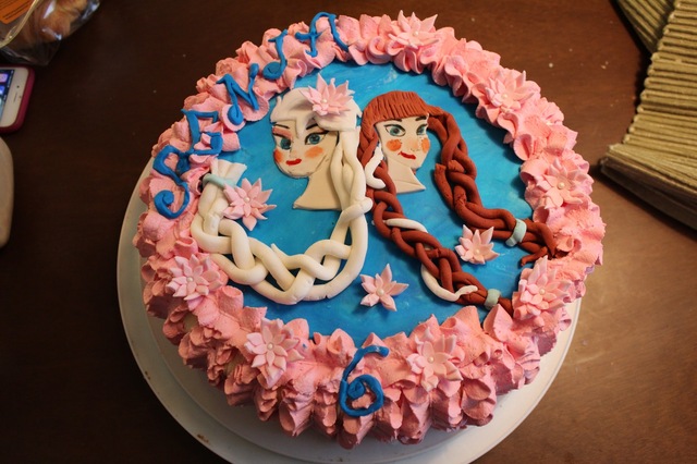 Frozen Elsa ja Anna-kakku