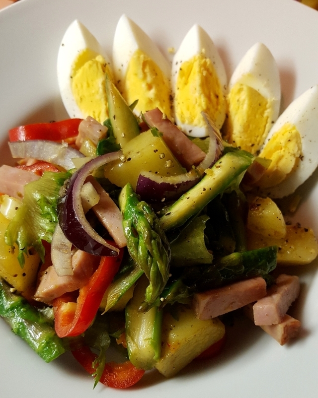 Täyttävä maalaissalaatti – country salad