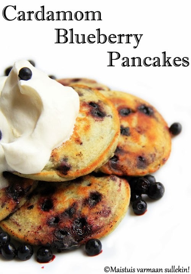 Kardemummaiset mustikkapannukakut ternimaidosta (Pancakes)