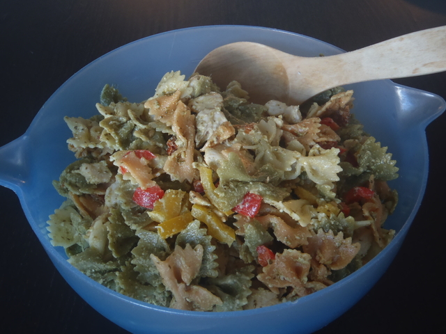 Kanapastasalaatti/Chicken Salad with Pasta and Pesto