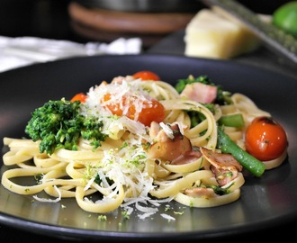 BROCCOLIINI-TOMAATTIPASTAA JA YLIKYPSÄÄ PEKONIA,  kuin tuulahdus italiasta