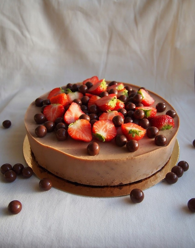 Maitosuklaamoussekakku - Milk Chocolate Mousse Cake