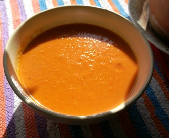Ihanan Polttava Paprika-tomaattikeitto