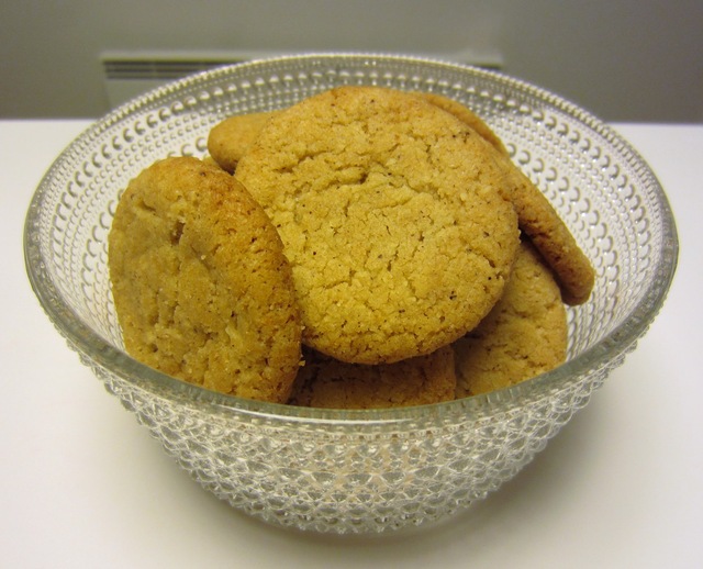 Kaneli-mantelikeksit/ Cinnamon-almond Cookies