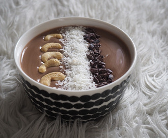 Banaani-suklaa smoothie bowl