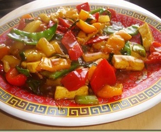 Wokattua tofua ja vihanneksia