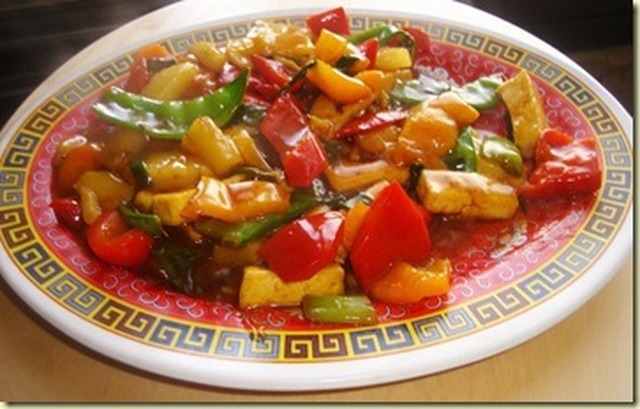 Wokattua tofua ja vihanneksia