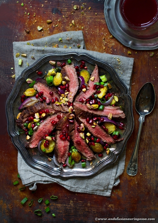 Jouluinen salaatti paahdetulla ruusukaalilla, piparkakkumaustetulla flank steakillä ja glögisiirappidressingillä (gluteeniton, maidoton, kosher)