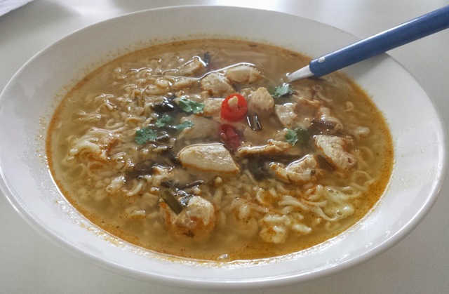 Tom yam keitto nuudeleilla