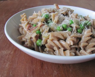 Fusilli panna prosciutto e piselli eli Pastaa, kermaa, prosciuttoa ja herneitä