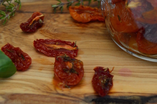 Puolikuivatut tomaatit - ensiapua maukasta kesätomaattia kaipaavalle