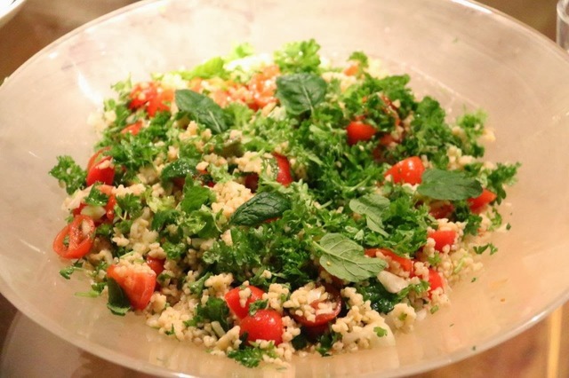Tabblouleh salaatti - raikas yhdistelmä bulguria, yrttejä ja tomaatteja