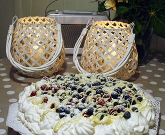 Pavlova-kakku marjoilla ja valkosuklaaraidoilla