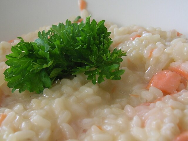 Viskillä viimeistelty kylmäsavulohirisotto