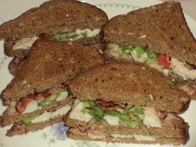 Club sandwich, tomaattisalsalla ja lohkoperunoilla