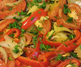 Sipuli-tomaatti-paprikalisuke