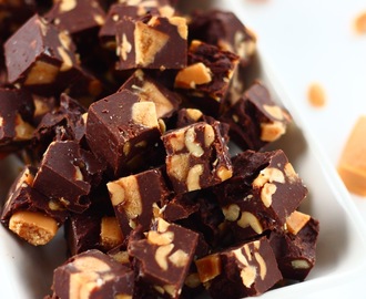 Helpot pähkinä-suklaafudget kermakarkkisattumilla