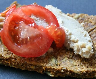 Porkkanakeksejä ja cashewjuustoa hieman eri tavalla