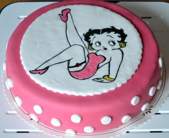 Betty kakun päällä