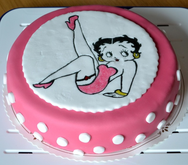 Betty kakun päällä