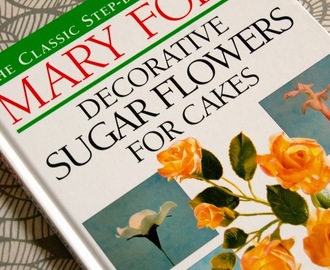 Kirjat, joita luen: Decorative Sugar Flowers for Cakes