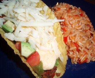 Tacoja ja meksikolaistyylistä riisiä