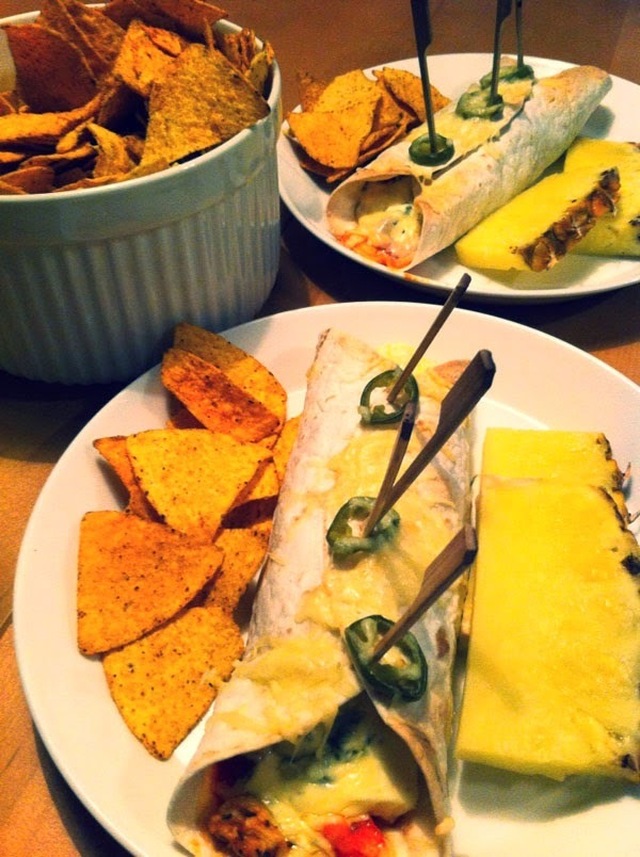 Burritoja kana-sinihomejuustotäytteellä, paistettua ananasta & nachoja