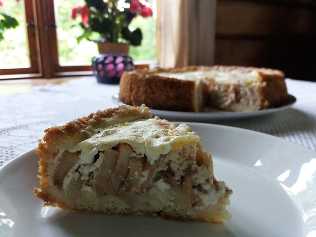 Kermaviiliomenapiirakka/ Sour Cream Apple Pie (24 cm)