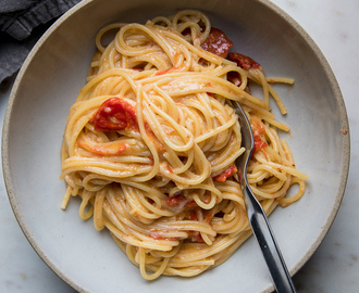 Spaghetti with a Cheesy Tomato and Garlic Sauce