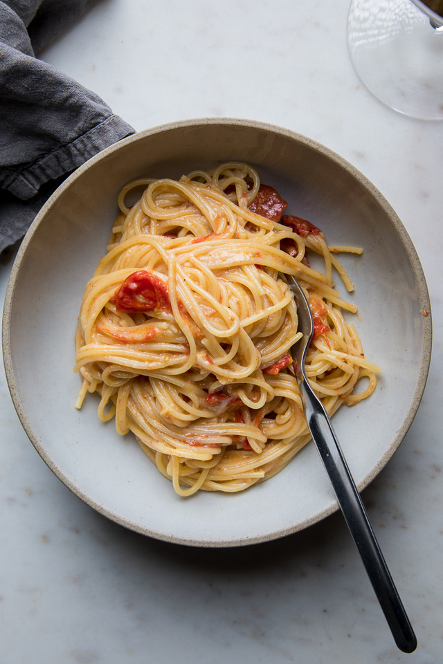 Spaghetti with a Cheesy Tomato and Garlic Sauce