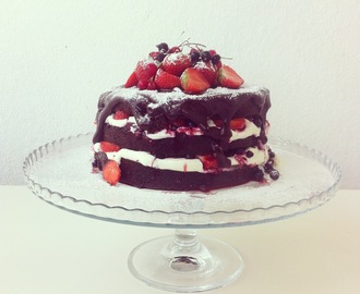 Suklaa naked cake marjoilla/ Chocolate naked cake with berries