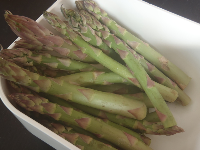 Parsaa ja hollandaisekastiketta/Asparagus with hollandaise sauce