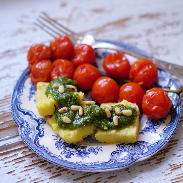 Paistettu polenta ja paahdetut tomaatit | Fried polenta and roasted tomatos