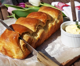 Maistuisiko ihanan rapeakuorinen ja kuohkea leipä?  Helppo ja mukaeltu hokkaidon leipä.