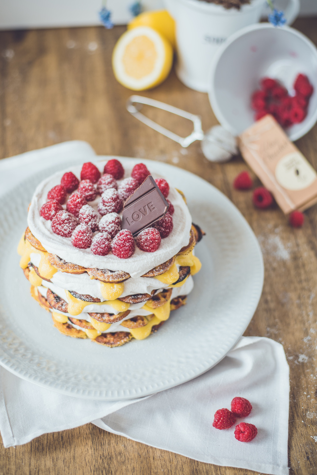 WAFFLE NAKED CAKE – mustikkamuffinssivohvelit ja lemon curd