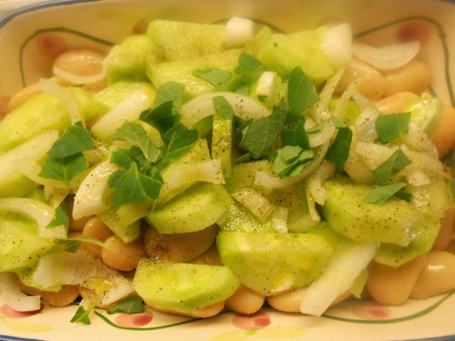 Insalata di fagioli bianchi - kesäinen salaatti valkoisista pavuista