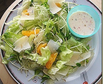 Vihreä salaatti jugurttisella sitruskastikkeella