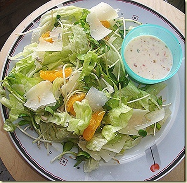 Vihreä salaatti jugurttisella sitruskastikkeella