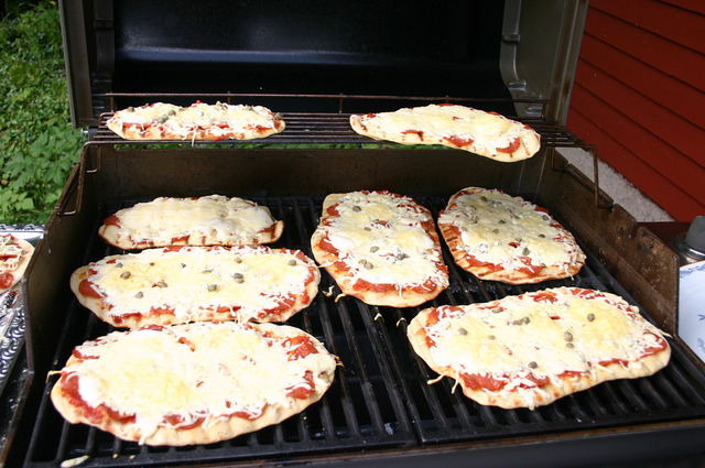 Grillipizza valmistuu tiimityönä