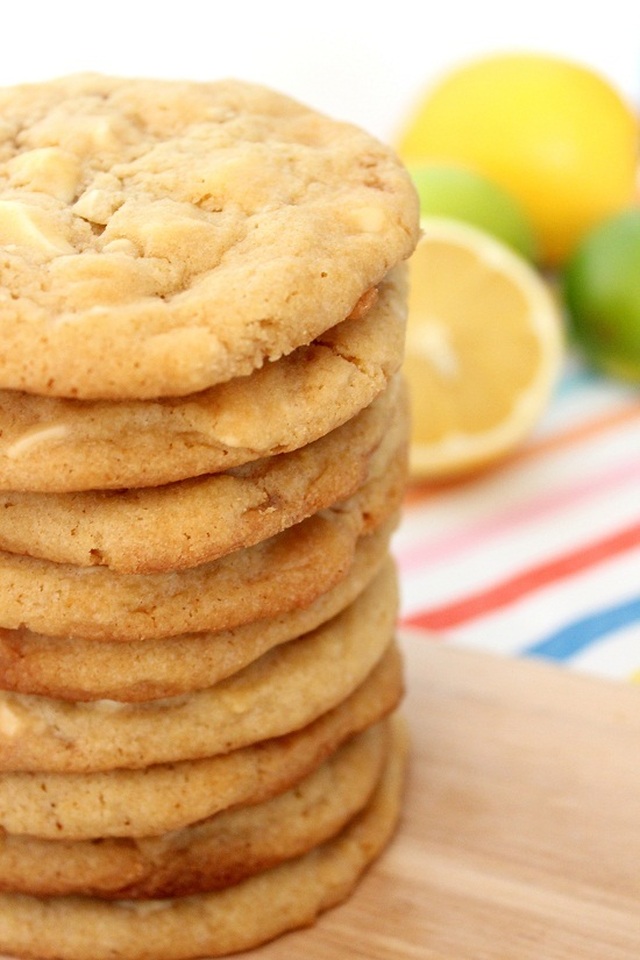 White chocolate chip cookies with lemon
